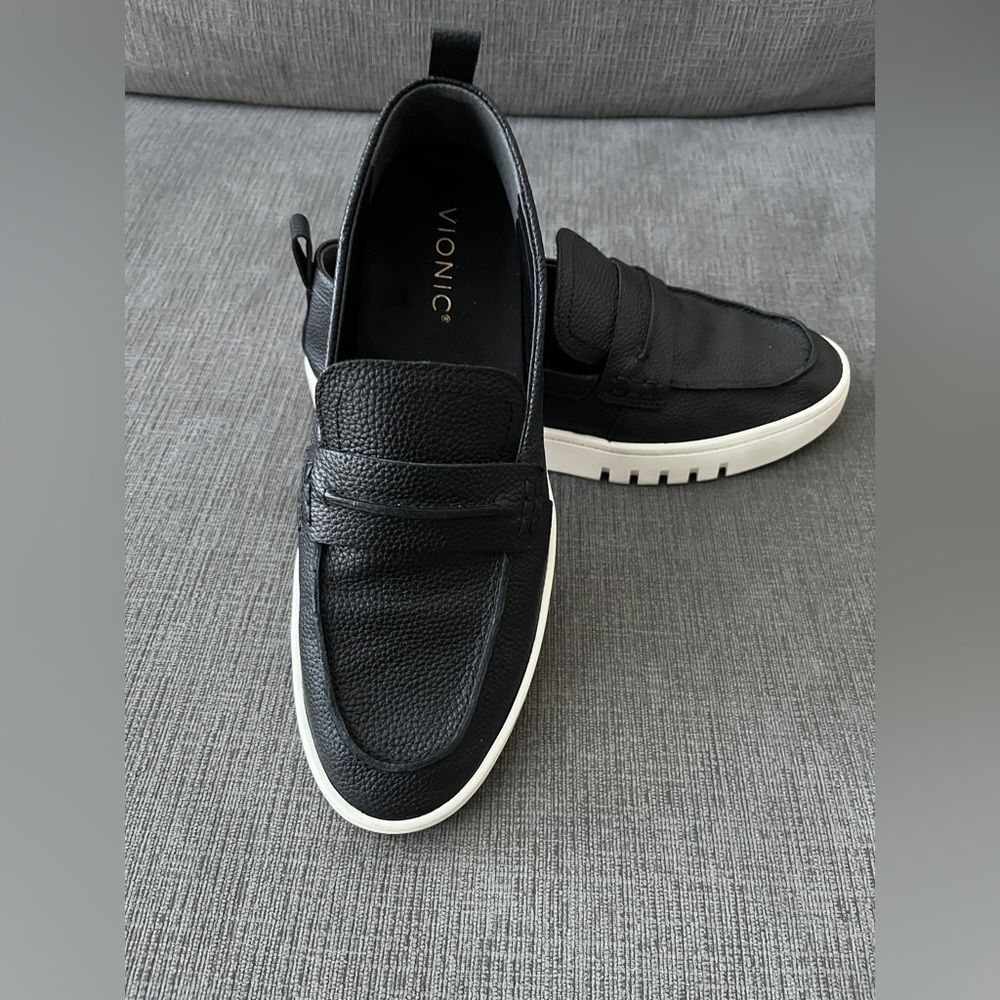 Vionic Women's Uptown Black Leather Loafers
